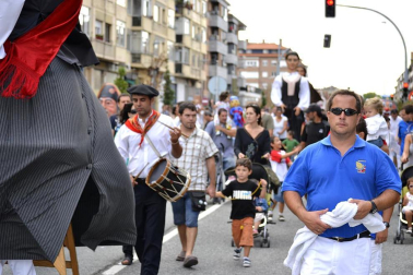 La comparsa de Gigantes y Cabezudos ha amenizado este domingo por la mañana las calles de Berriozar