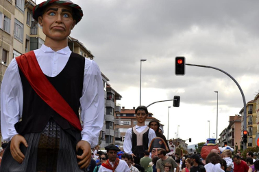 La comparsa de Gigantes y Cabezudos ha amenizado este domingo por la mañana las calles de Berriozar