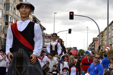 La comparsa de Gigantes y Cabezudos ha amenizado este domingo por la mañana las calles de Berriozar