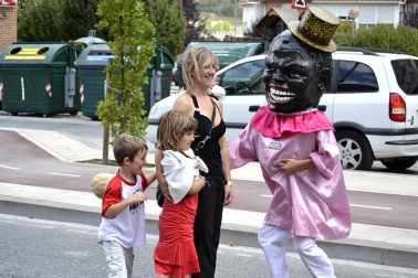 La comparsa de Gigantes y Cabezudos ha amenizado este domingo por la mañana las calles de Berriozar
