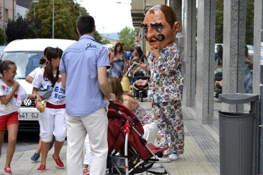 La comparsa de Gigantes y Cabezudos ha amenizado este domingo por la mañana las calles de Berriozar