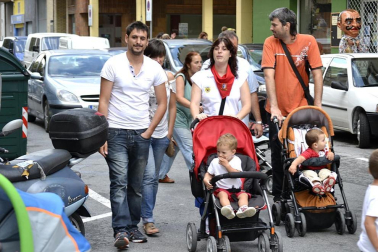 La comparsa de Gigantes y Cabezudos ha amenizado este domingo por la mañana las calles de Berriozar