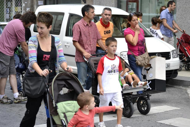 La comparsa de Gigantes y Cabezudos ha amenizado este domingo por la mañana las calles de Berriozar