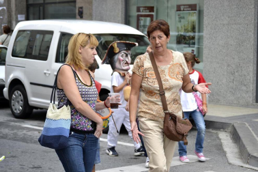 La comparsa de Gigantes y Cabezudos ha amenizado este domingo por la mañana las calles de Berriozar