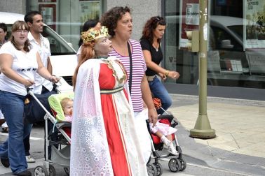 La comparsa de Gigantes y Cabezudos ha amenizado este domingo por la mañana las calles de Berriozar