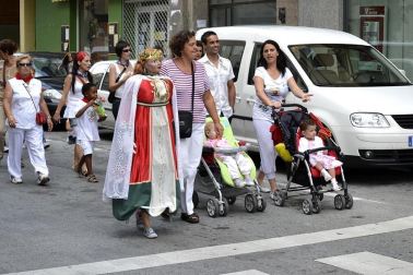 La comparsa de Gigantes y Cabezudos ha amenizado este domingo por la mañana las calles de Berriozar
