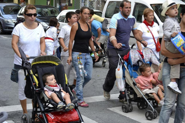 La comparsa de Gigantes y Cabezudos ha amenizado este domingo por la mañana las calles de Berriozar