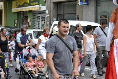 La comparsa de Gigantes y Cabezudos ha amenizado este domingo por la mañana las calles de Berriozar
