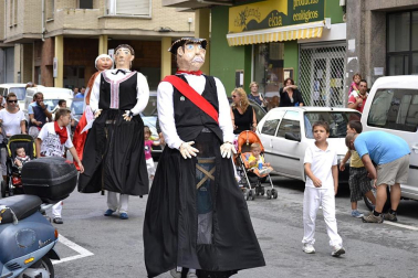 La comparsa de Gigantes y Cabezudos ha amenizado este domingo por la mañana las calles de Berriozar