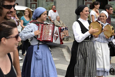 La comparsa de Gigantes y Cabezudos ha amenizado este domingo por la mañana las calles de Berriozar