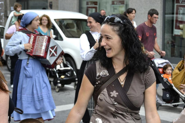 La comparsa de Gigantes y Cabezudos ha amenizado este domingo por la mañana las calles de Berriozar