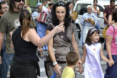 La comparsa de Gigantes y Cabezudos ha amenizado este domingo por la mañana las calles de Berriozar