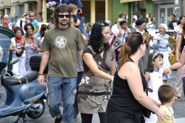 La comparsa de Gigantes y Cabezudos ha amenizado este domingo por la mañana las calles de Berriozar