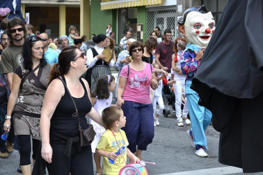 La comparsa de Gigantes y Cabezudos ha amenizado este domingo por la mañana las calles de Berriozar