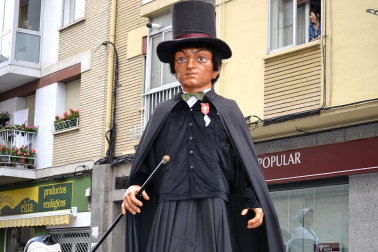 La comparsa de Gigantes y Cabezudos ha amenizado este domingo por la mañana las calles de Berriozar