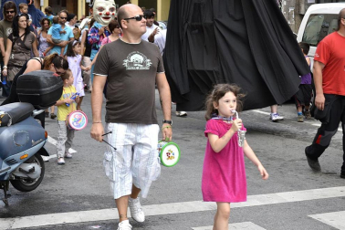 La comparsa de Gigantes y Cabezudos ha amenizado este domingo por la mañana las calles de Berriozar