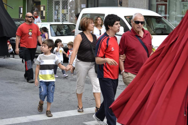 La comparsa de Gigantes y Cabezudos ha amenizado este domingo por la mañana las calles de Berriozar