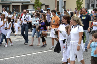 La comparsa de Gigantes y Cabezudos ha amenizado este domingo por la mañana las calles de Berriozar