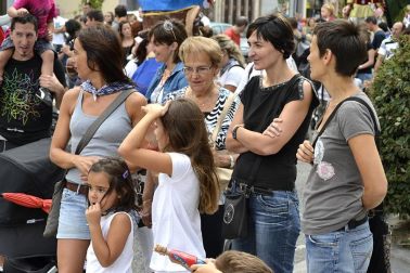 La comparsa de Gigantes y Cabezudos ha amenizado este domingo por la mañana las calles de Berriozar
