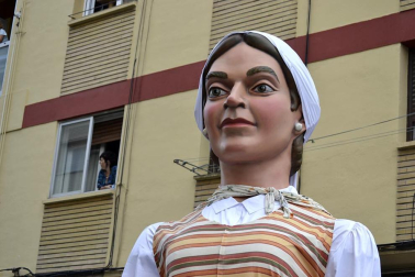 La comparsa de Gigantes y Cabezudos ha amenizado este domingo por la mañana las calles de Berriozar