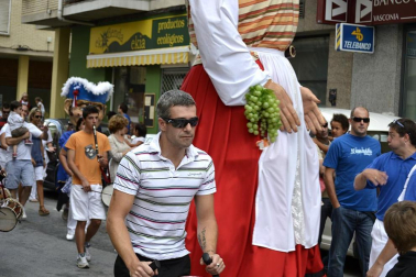 La comparsa de Gigantes y Cabezudos ha amenizado este domingo por la mañana las calles de Berriozar