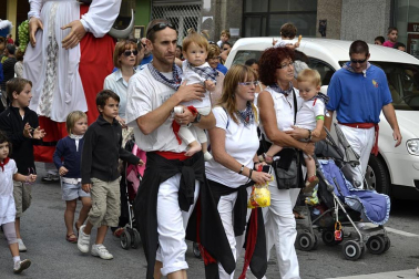 La comparsa de Gigantes y Cabezudos ha amenizado este domingo por la mañana las calles de Berriozar