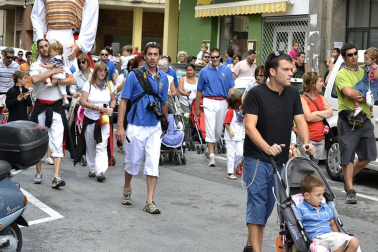 La comparsa de Gigantes y Cabezudos ha amenizado este domingo por la mañana las calles de Berriozar