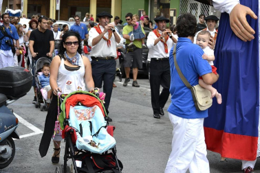 La comparsa de Gigantes y Cabezudos ha amenizado este domingo por la mañana las calles de Berriozar