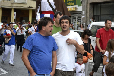 La comparsa de Gigantes y Cabezudos ha amenizado este domingo por la mañana las calles de Berriozar