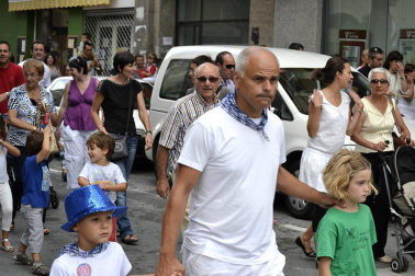 La comparsa de Gigantes y Cabezudos ha amenizado este domingo por la mañana las calles de Berriozar