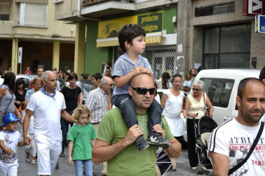 La comparsa de Gigantes y Cabezudos ha amenizado este domingo por la mañana las calles de Berriozar