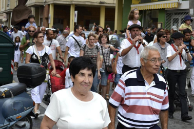 La comparsa de Gigantes y Cabezudos ha amenizado este domingo por la mañana las calles de Berriozar