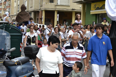 La comparsa de Gigantes y Cabezudos ha amenizado este domingo por la mañana las calles de Berriozar