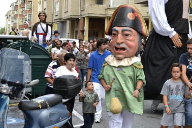 La comparsa de Gigantes y Cabezudos ha amenizado este domingo por la mañana las calles de Berriozar
