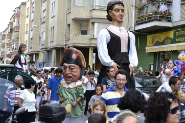 La comparsa de Gigantes y Cabezudos ha amenizado este domingo por la mañana las calles de Berriozar