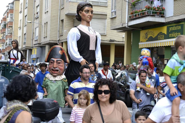 La comparsa de Gigantes y Cabezudos ha amenizado este domingo por la mañana las calles de Berriozar