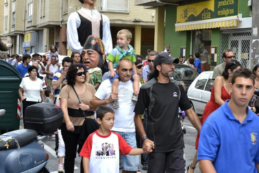 La comparsa de Gigantes y Cabezudos ha amenizado este domingo por la mañana las calles de Berriozar