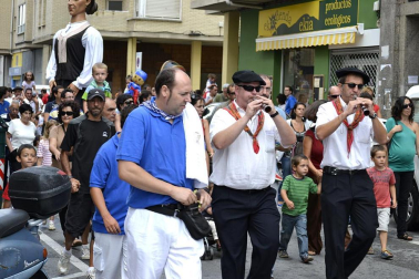 La comparsa de Gigantes y Cabezudos ha amenizado este domingo por la mañana las calles de Berriozar