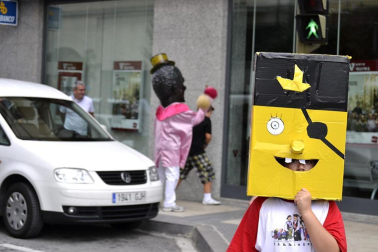 La comparsa de Gigantes y Cabezudos ha amenizado este domingo por la mañana las calles de Berriozar