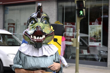 La comparsa de Gigantes y Cabezudos ha amenizado este domingo por la mañana las calles de Berriozar