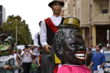 La comparsa de Gigantes y Cabezudos ha amenizado este domingo por la mañana las calles de Berriozar