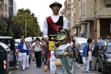 La comparsa de Gigantes y Cabezudos ha amenizado este domingo por la mañana las calles de Berriozar