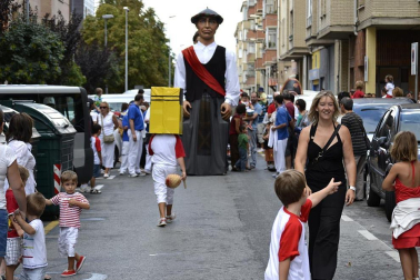 La comparsa de Gigantes y Cabezudos ha amenizado este domingo por la mañana las calles de Berriozar