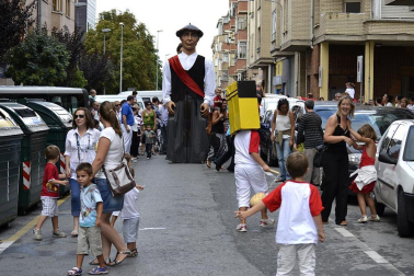 La comparsa de Gigantes y Cabezudos ha amenizado este domingo por la mañana las calles de Berriozar