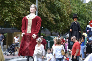 La comparsa de Gigantes y Cabezudos ha amenizado este domingo por la mañana las calles de Berriozar