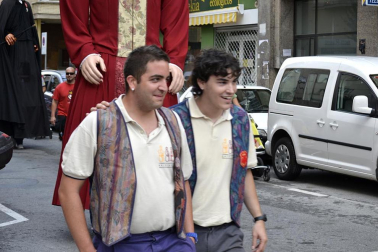 La comparsa de Gigantes y Cabezudos ha amenizado este domingo por la mañana las calles de Berriozar