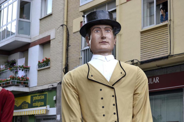 La comparsa de Gigantes y Cabezudos ha amenizado este domingo por la mañana las calles de Berriozar