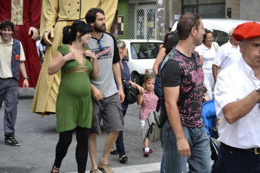 La comparsa de Gigantes y Cabezudos ha amenizado este domingo por la mañana las calles de Berriozar