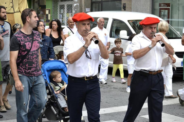 La comparsa de Gigantes y Cabezudos ha amenizado este domingo por la mañana las calles de Berriozar