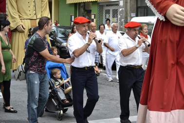 La comparsa de Gigantes y Cabezudos ha amenizado este domingo por la mañana las calles de Berriozar